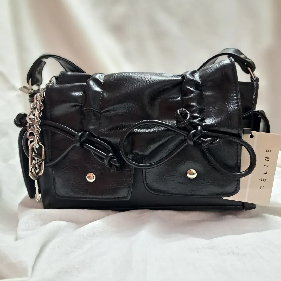 کیف مدل پاپیون با چارم بگ فلزی